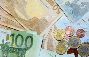 Apgrozībā 15,68 miljardi eiro banknošu 
