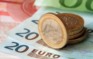  Latvijā eiro apjoms apgrozībā apsteidzis latus 