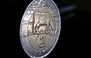 На руках у латвийцев остаются более 800 тонн латовых монет 