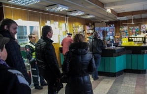 В Литве люди стоят в очередях, чтобы обменять литы на евро