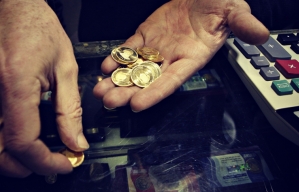 Банковского работника уволили за подделку 10 центов Банковского работника уволили за подделку 10 центов